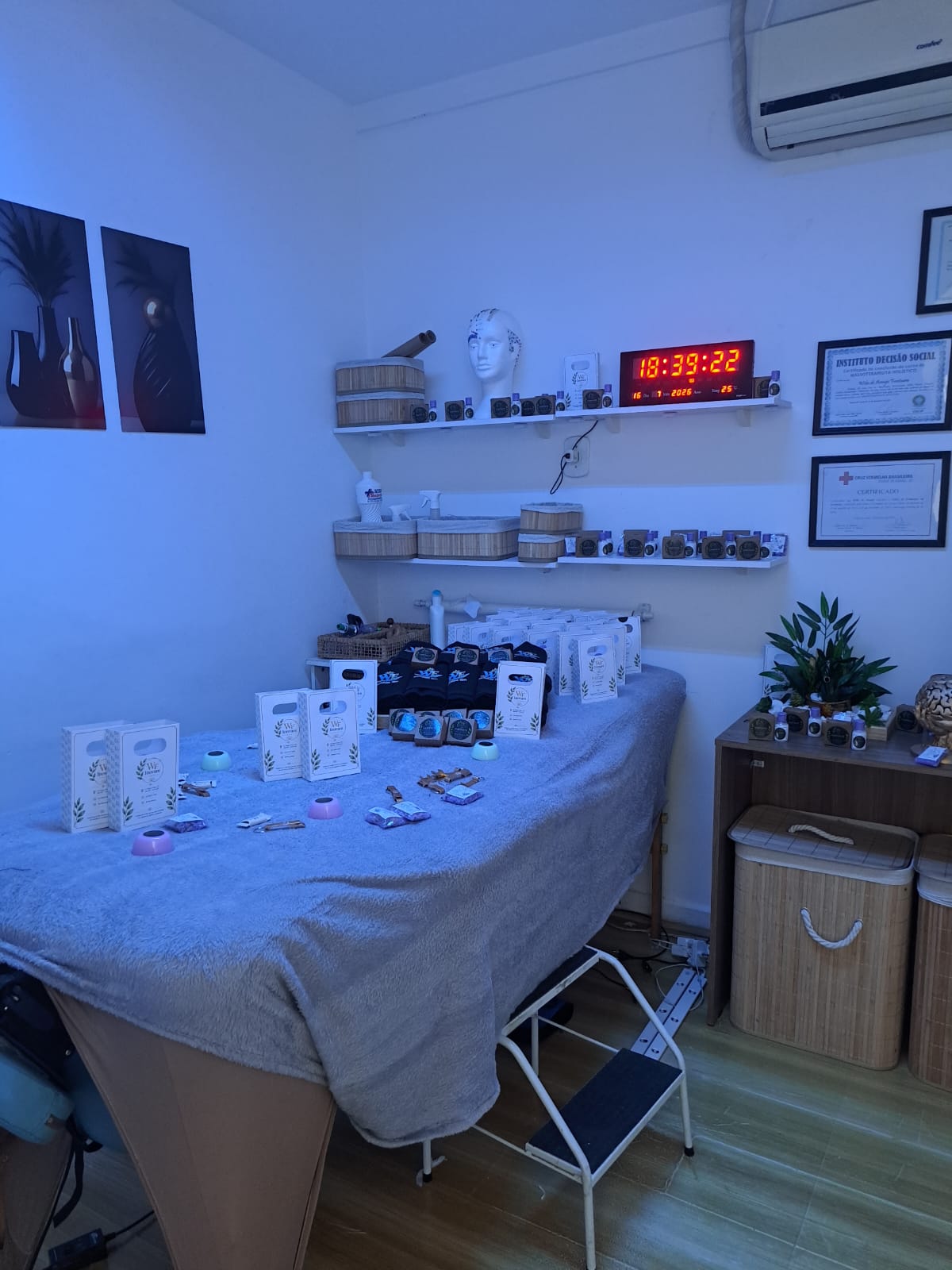 Sala de tratamento da WF Inovare SPA com cama e produtos artesanais