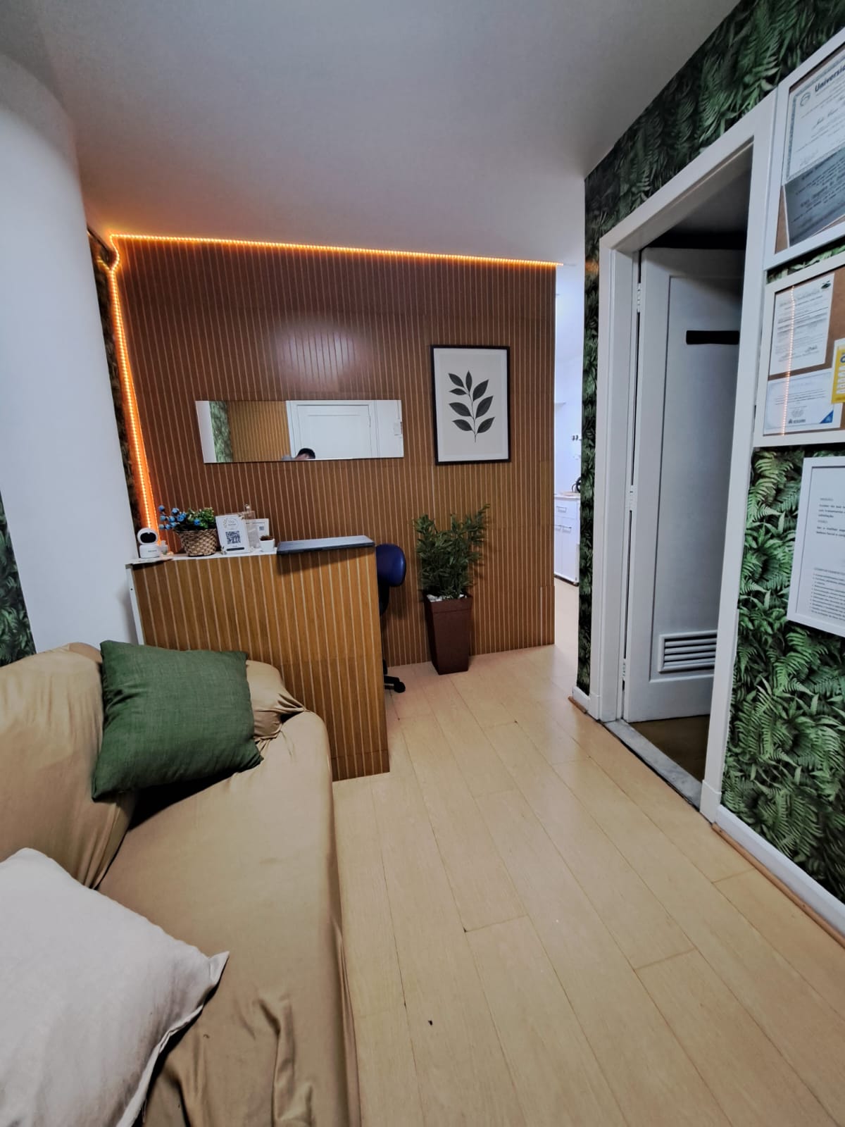 Entrada e recepção da WF Inovare SPA — ambiente acolhedor com iluminação ambiente